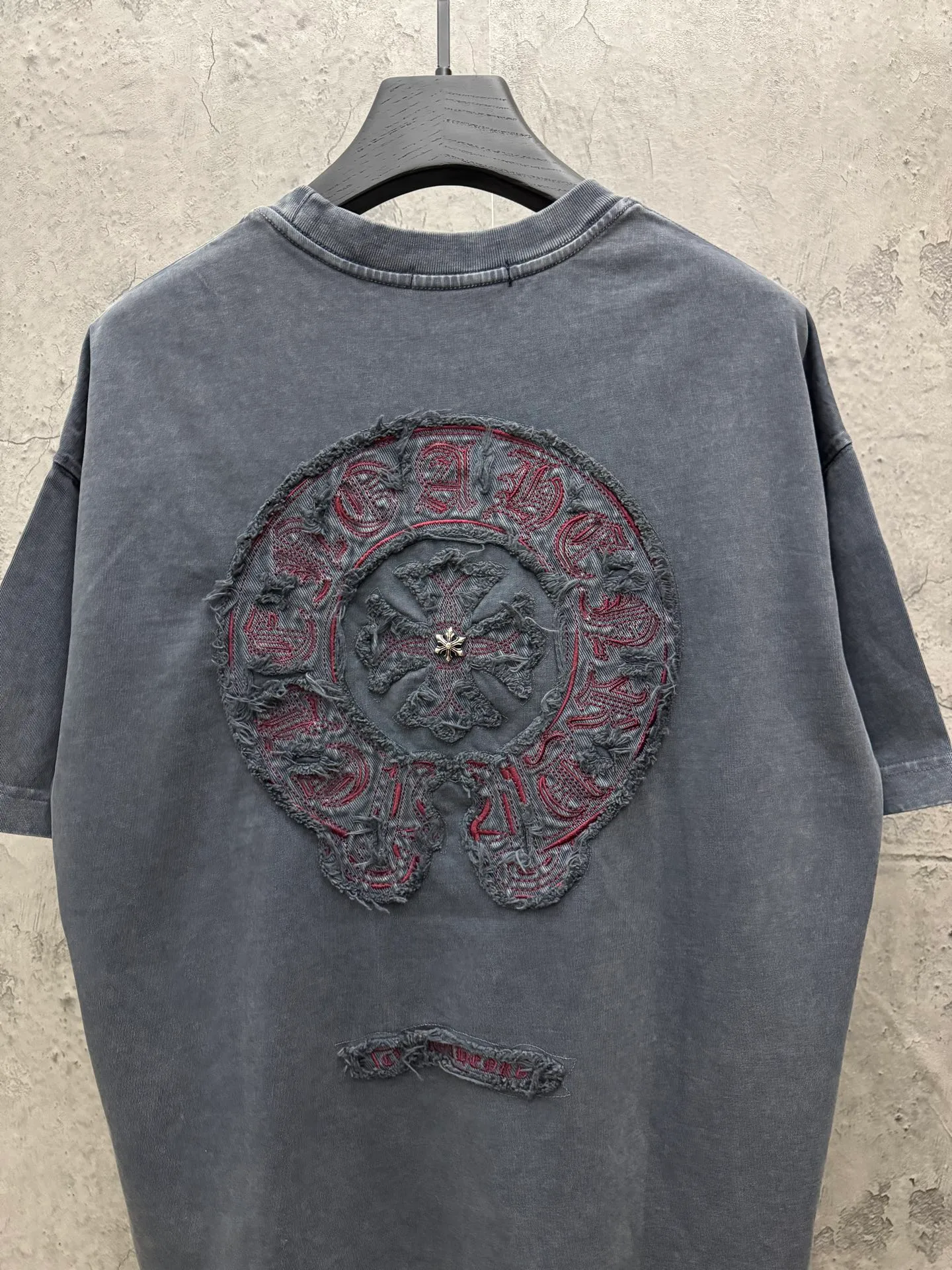 P240 top version, real shot without P, ​​different from market currency) 𝗖𝗵𝗿𝗼𝗺𝗲 𝗛𝗲𝗮𝗿𝘁𝘀/Croxin 2026 spring new original single counter American washed patch embroidered couple short sleeves 👑The highest version! Customized fabric 320 grams, washed and fried. Best-selling model at the counter. Very comfortable to wear. Accessories: Original molded and authenticated collar label➕100% silk wash label. Genuine purchase-grade original hangtag➕matching hanging rope➕3D hanging beads➕original packaging bag. Craftsmanship: The original version has consistent wiring! The highest version of the armhole matching technique! Color: Gray Black Size: S M L XL Style No.: 6602